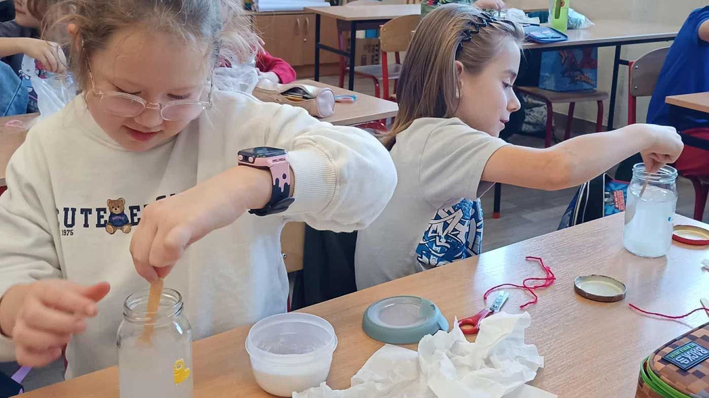 Hodowla kolorowych kryształków soli w klasie 3b