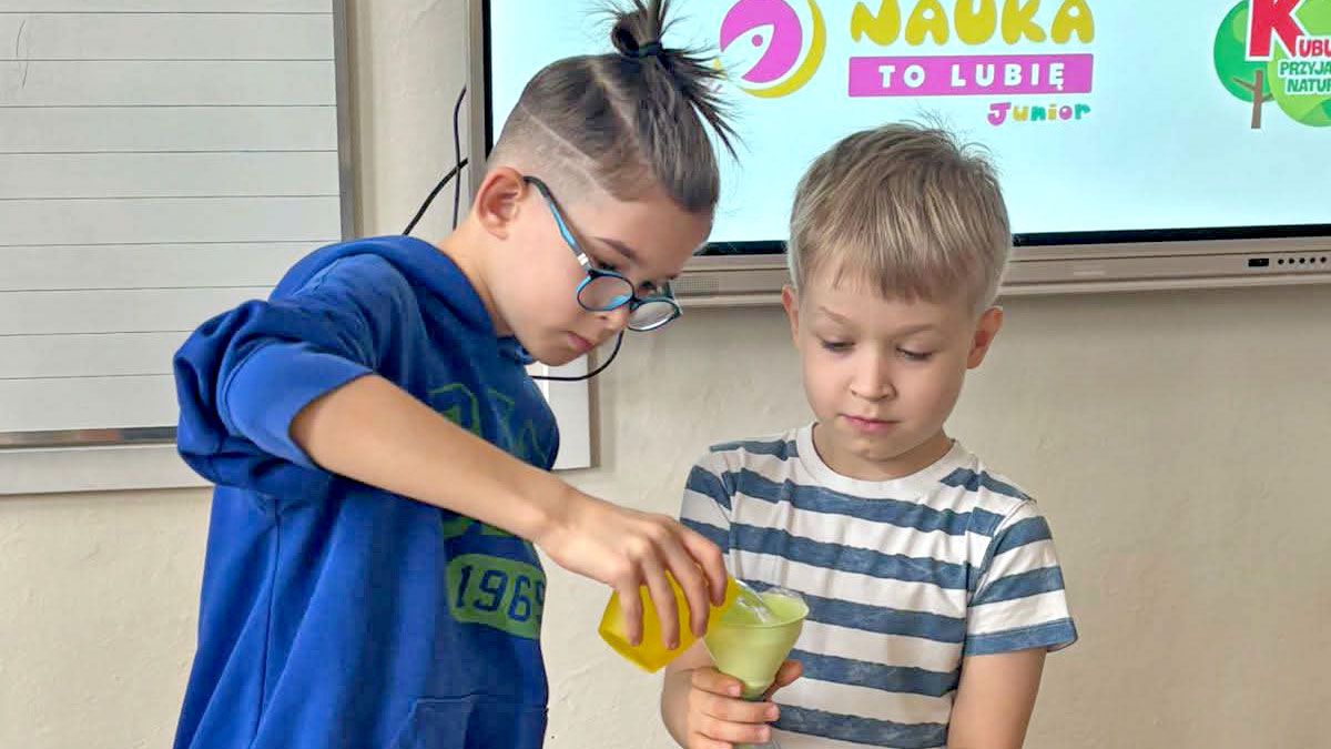 Pierwszaki bawią się matematyką – wodne doświadczenia